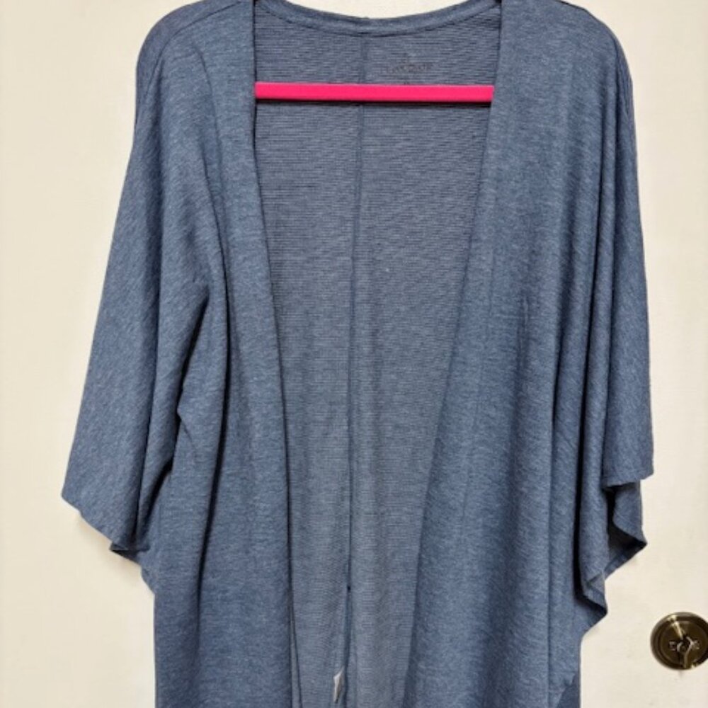 Cuddle Duds Women open knit dusty blue cape. Sz. M